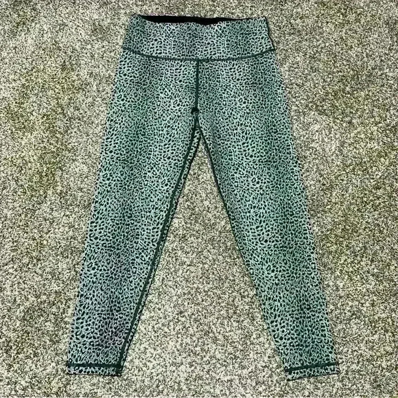 Sweaty Betty Grey Leopard Print Leggings Size M, 7/8 length - Picture 1 of 12